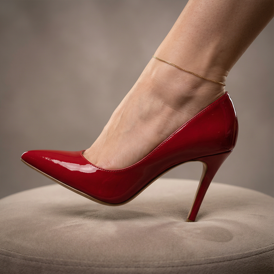 Roter High Heel mit Fußkettchen